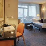 アディナ アパートホテル 4*