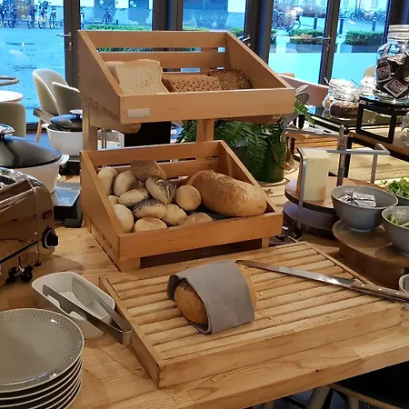 Ξενοδοχείο με διαμερίσματα Adina 4*